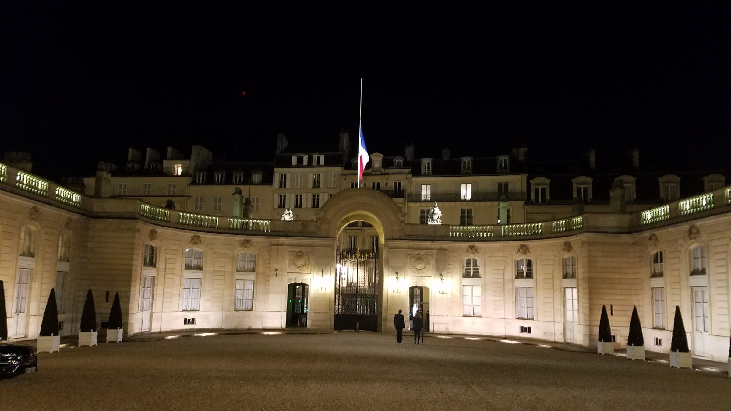 The Élysée Palace courtyard at night